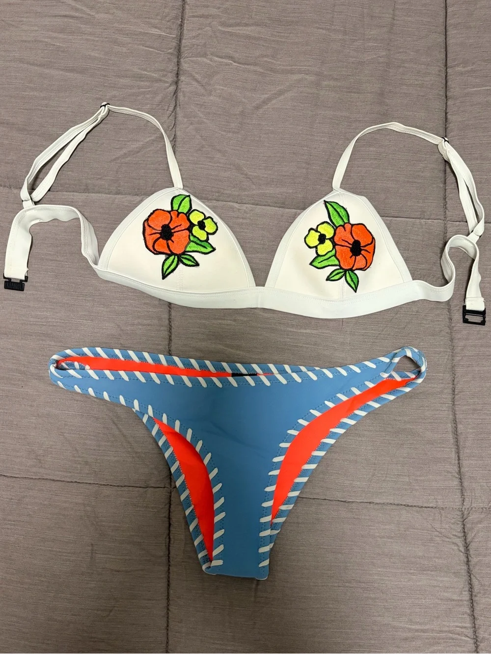 Women’s triangl swimwear bikini set with floral top and stitched cheeky bottom
